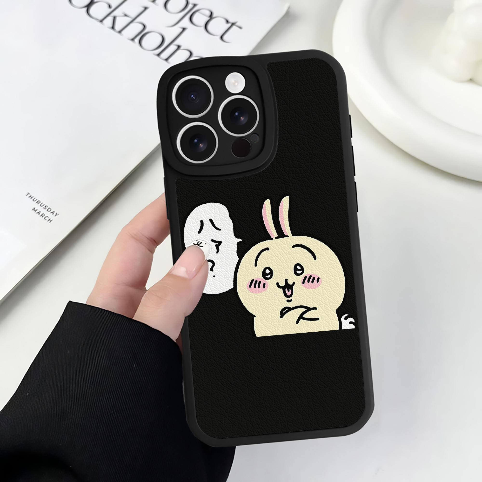 （画像用） ちいかわ うさぎ Chii-kawa usagi 【iPhone 16シリーズ対応】シリコンスマホケース（レザー調） 材質：シリコン